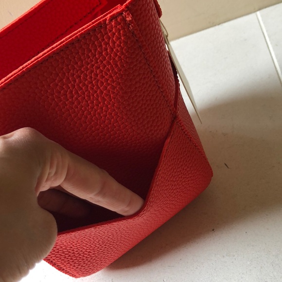 Small red vegan leather bag. - Picture 3 of 3